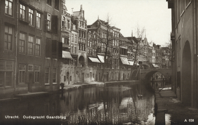 1590 Gezicht op de Oudegracht te Utrecht met op de achtergrond de Gaardbrug.
